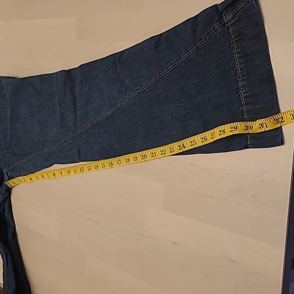 LIKE NEW Y2K 2007 Old Navy Darkwash Flared Mid Rise Jeans - Picture 4 of 13
